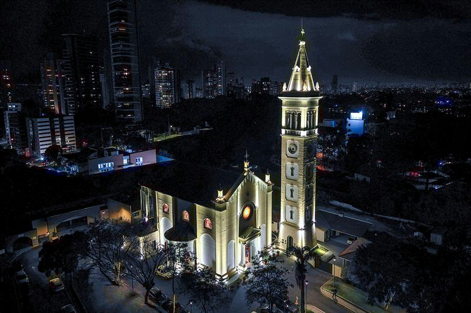 Santuário Diocesano Nossa Senhora de Lourdes, no bairro Campo Comprido