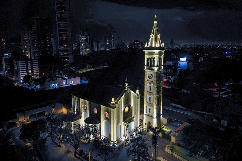 Santuário Diocesano Nossa Senhora de Lourdes, no bairro Campo Comprido